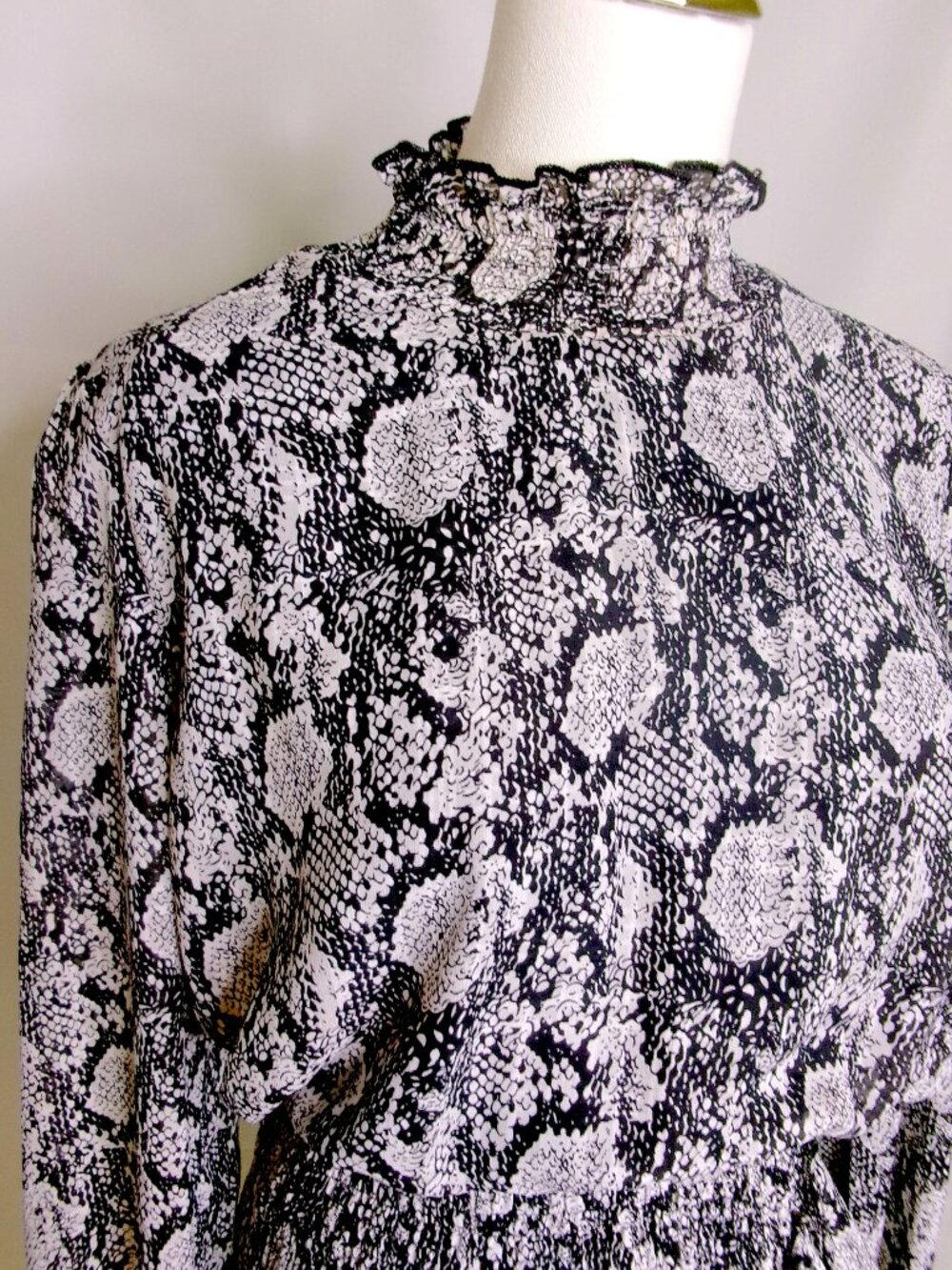 Vestique Snake Print Ruffle Mini Dress Smocked Waist Large - Picture 5 of 9